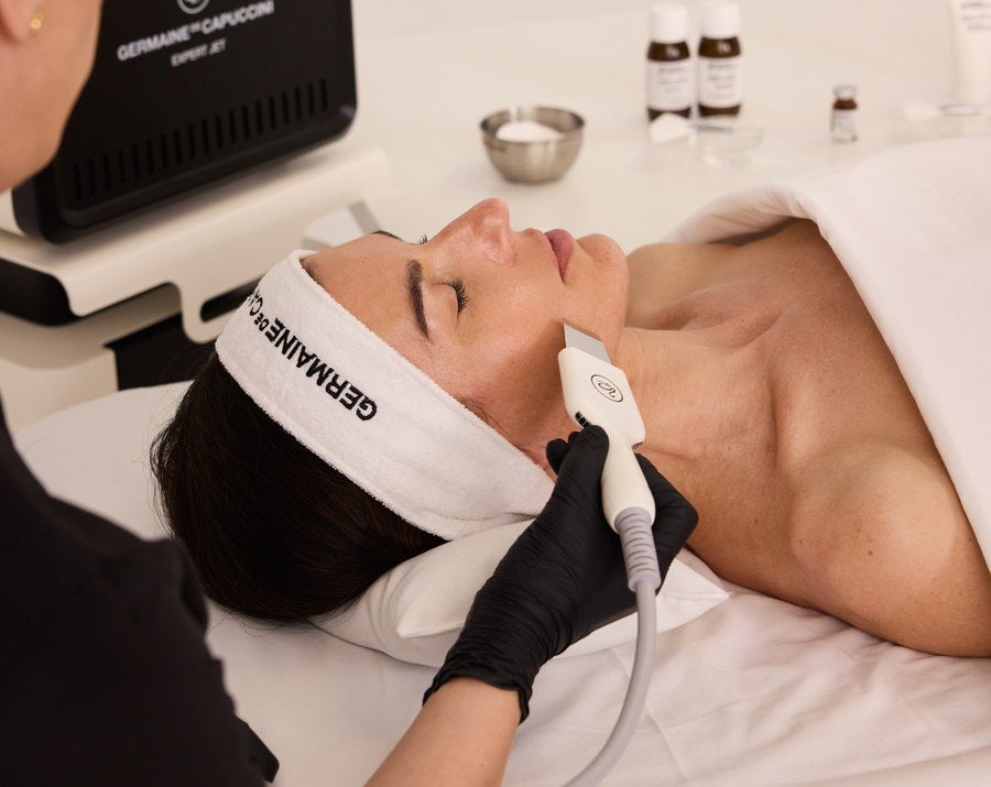 Therapist performing the Advanced Pigment Control treatment in salon with the Expert Jet device