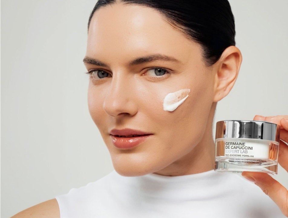 Mujer con la Crema Hidro-Regeneradora Inteligente Tec-Exosome PDRN+HA
