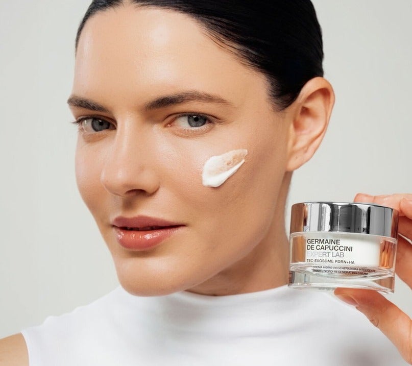Mujer con la Crema Hidro-Regeneradora Inteligente Tec-Exosome PDRN+HA
