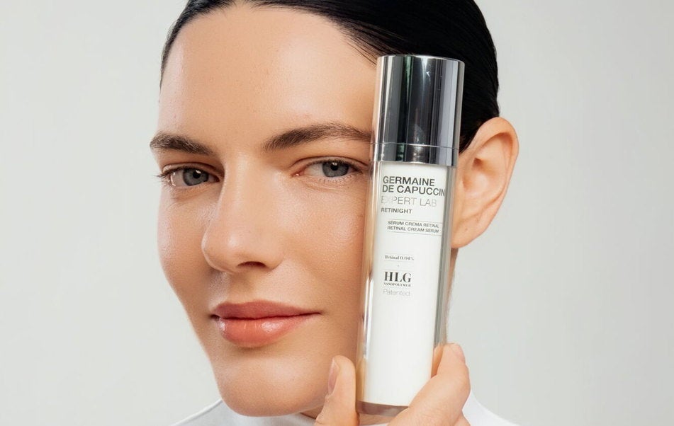Mujer con el sérum crema Retinight de Expert Lab