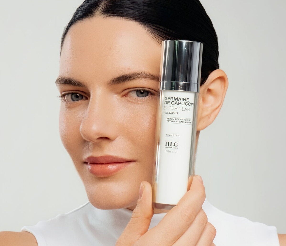 Mujer con el sérum crema Retinight de Expert Lab