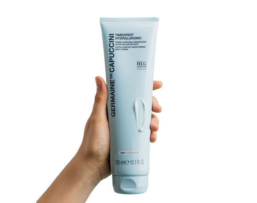 Mano sosteniendo la Crema Corporal Hidratante Ultra-Reconfortante