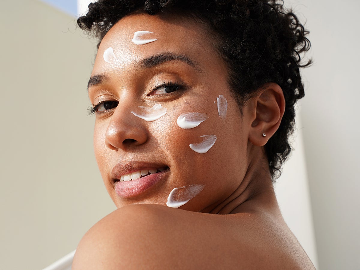 Mujer con crema facial sobre la piel
