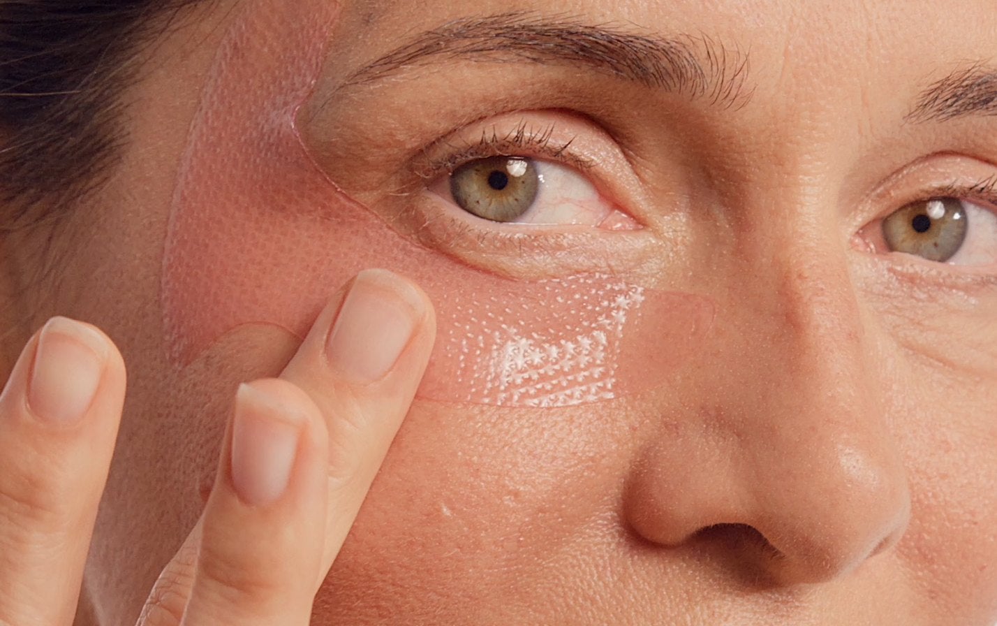 Femme appliquant un patch Pro-Collagène sous l’œil