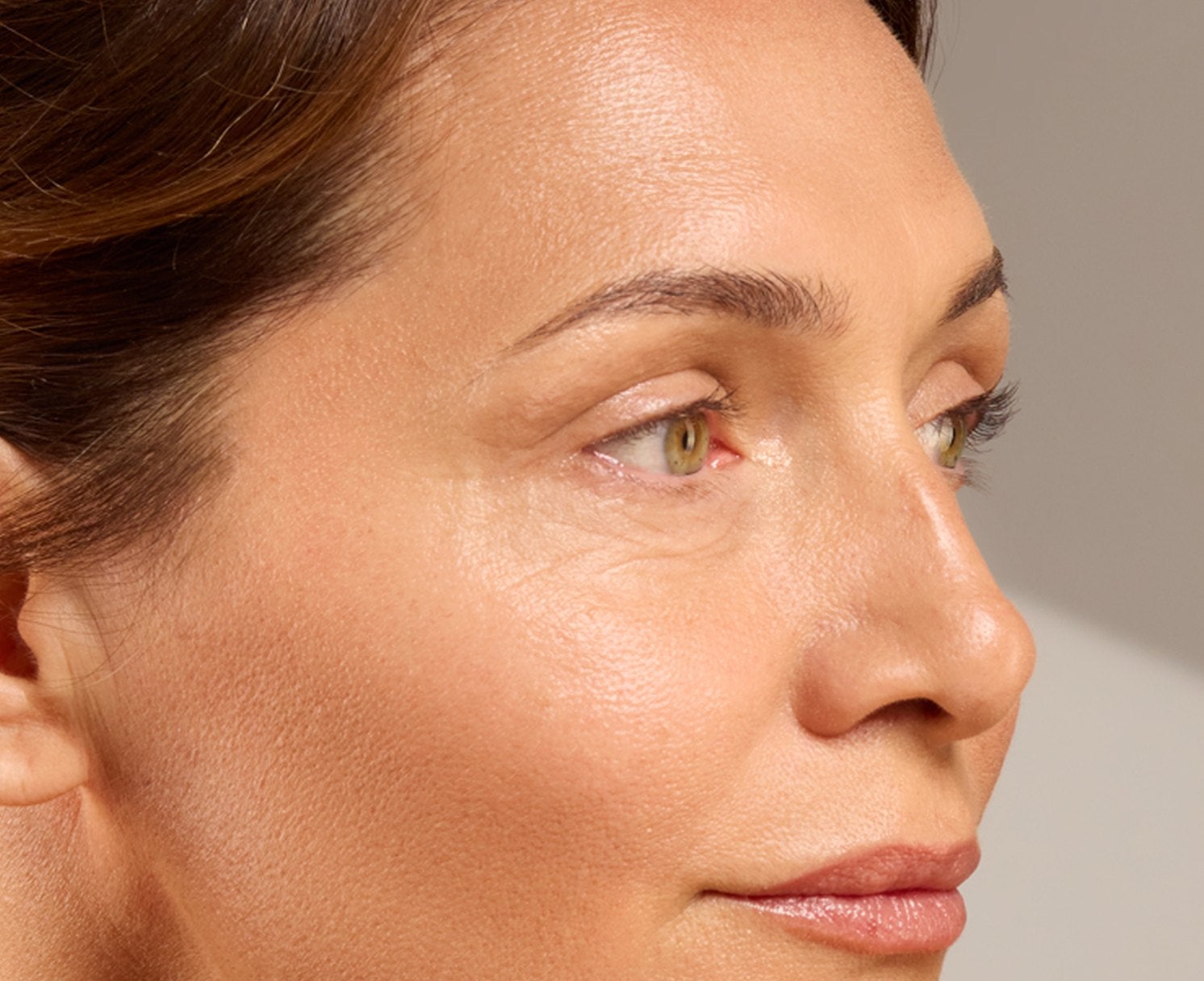 Gros plan du visage d’une femme avec le contour des yeux et le front signalés