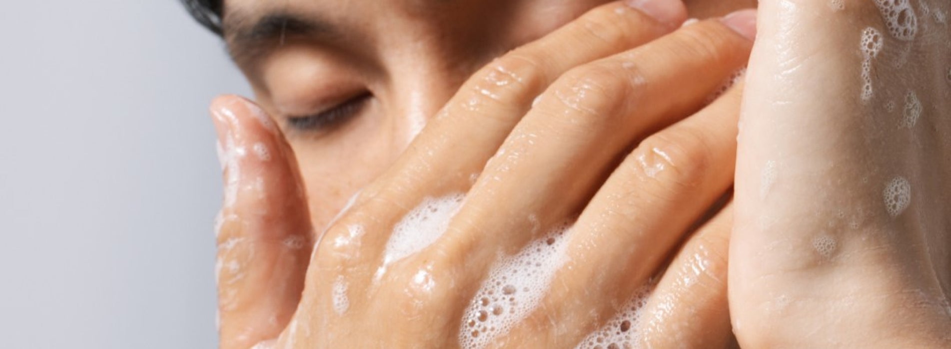 Doble limpieza facial: qué es y cómo hacerla Doble limpieza facial: qué es y cómo hacerla